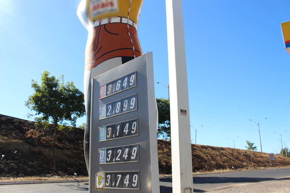 No bairro Lourival Parente, em Teresina, um dos postos amanheceu com os preços dos combustíveis reajustados (Foto: Junior Feitosa/ G1)