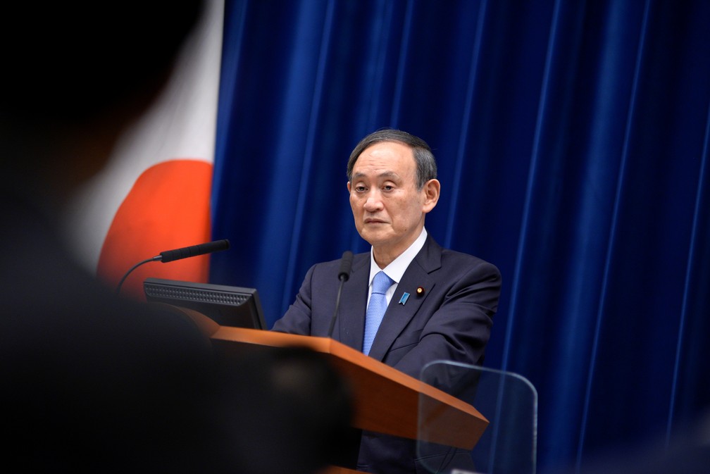 Yoshihide Suga, primeiro-ministro do Japão, durante entrevista coletiva sobre a pandemia em 2 de fevereiro — Foto: David Mareuil/Pool via Reuters