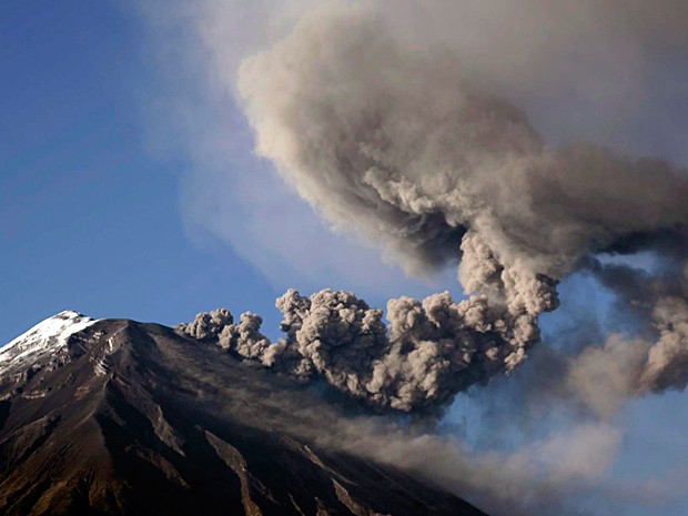 O vulcão Tungurahua em atividade no Equador neste domingo (31/8) (Foto: CARLOS CAMPANA/API/AFP)