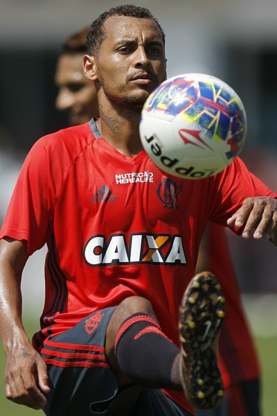 Companhia de Alan Patrick alivia Arão na tarefa de criar no meio rubro-negro