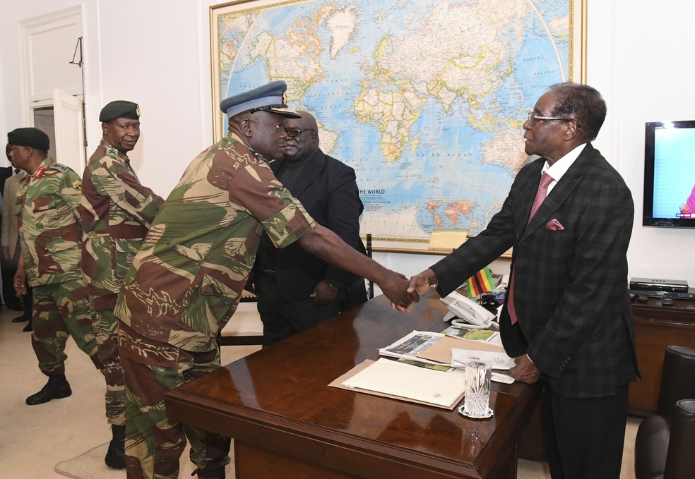 Mugabe encontra-se com generais das Forças de Defesa em Harare, no Zimbábue, antes de iniciar seu discurso. (Foto: Zimbabwe Herald via AP)