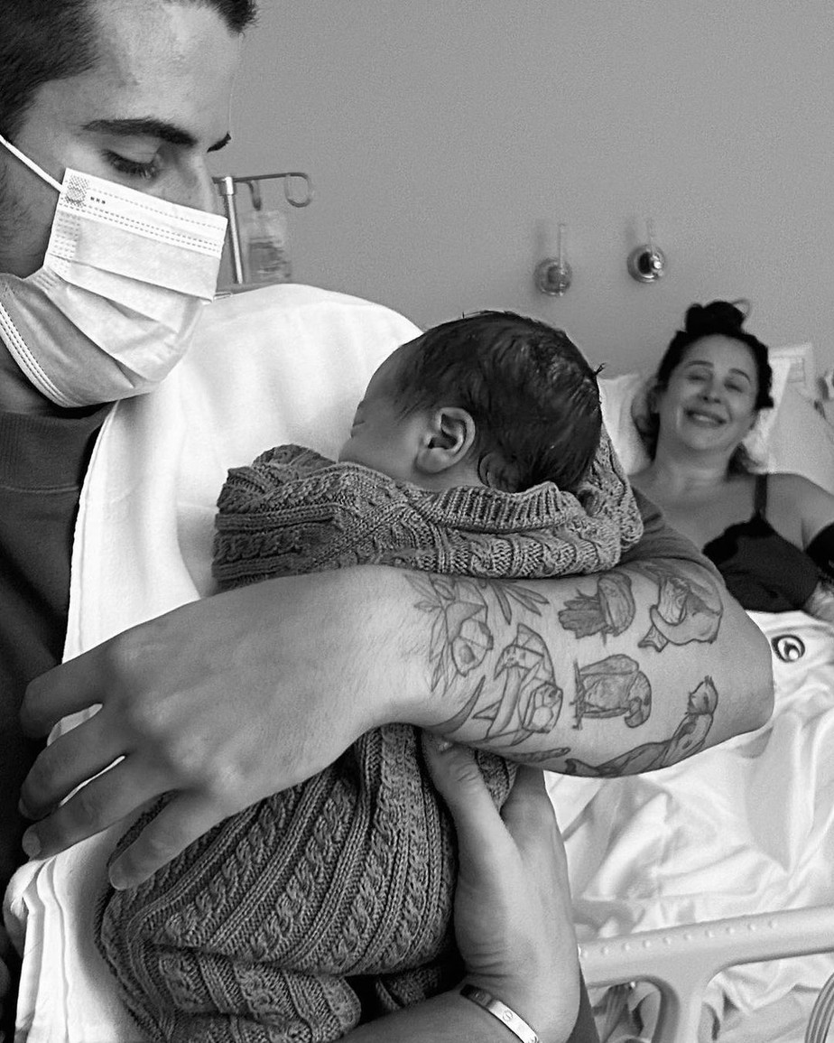 Claudia Raia abre álbum de fotos em família e mostra filho recém-nascido