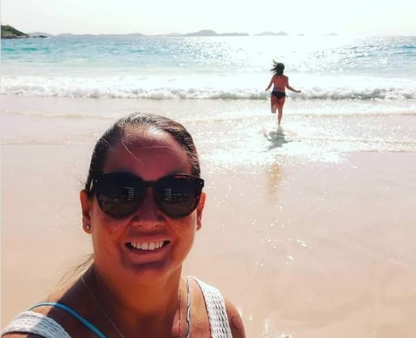 A menina encontra-se no sofá com o telefone. menina adolescente