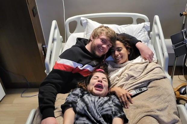 Anitta recebe o namorado, Murda Beatz, e GKay em hospital (Foto: Reprodução/Twitter)