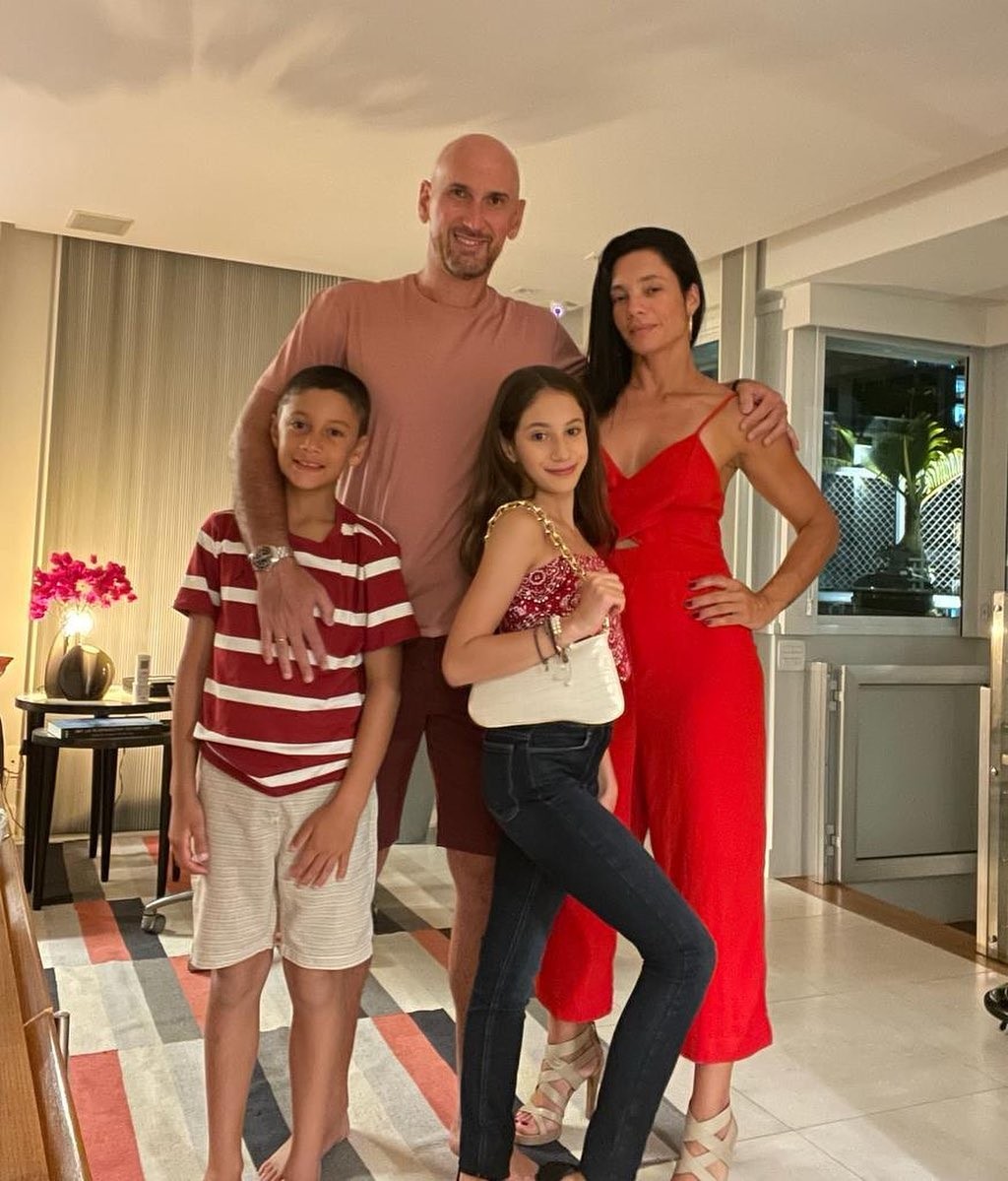 Amanda Lee com Nalbert e os filhos, Rafaella e Vitor (Foto: Reprodução Instagram)