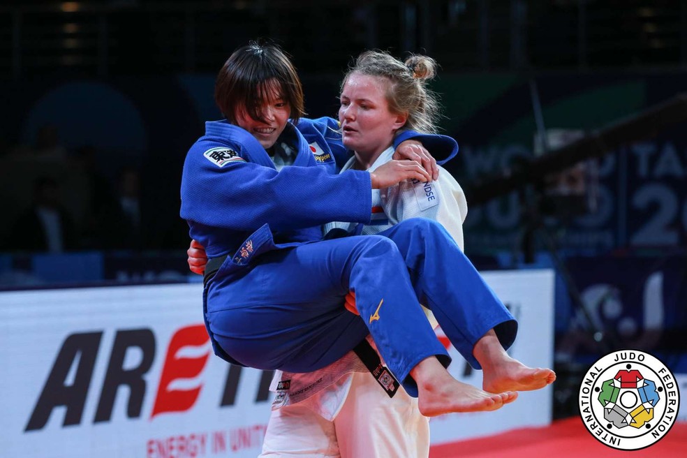 Holandesa carrega adversária no Mundial de Judô — Foto: IJF