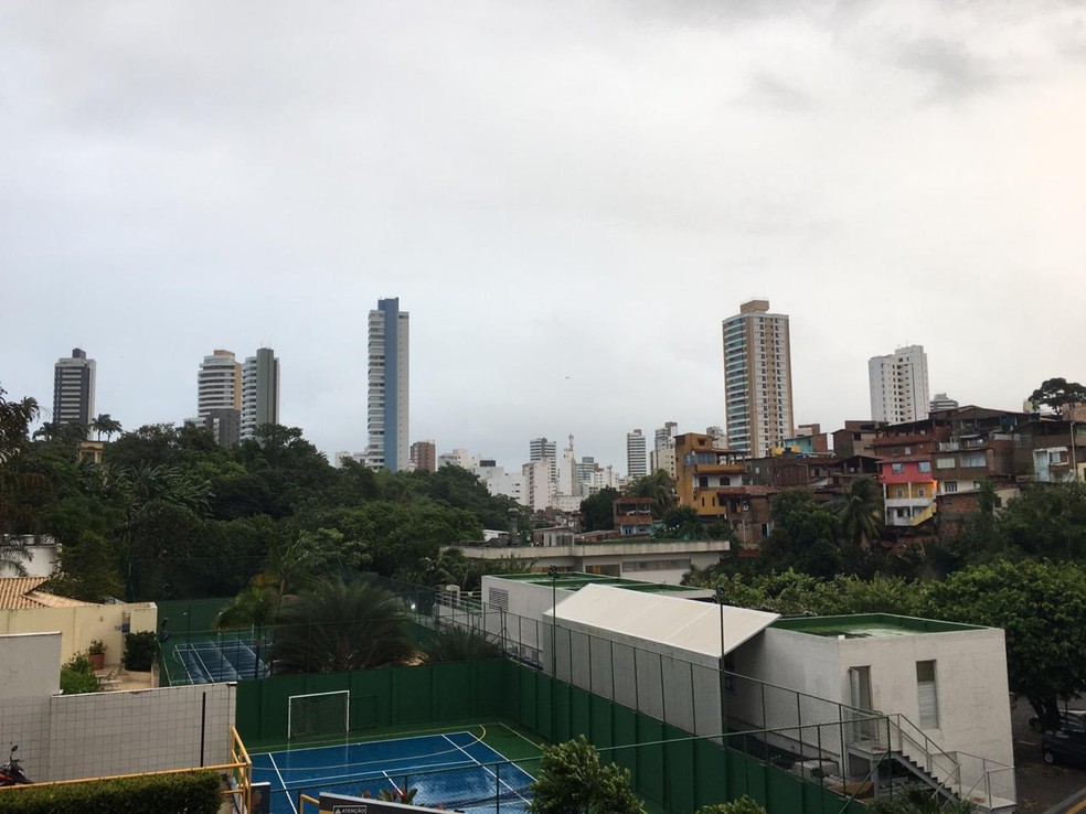 Frente fria chegou em Salvador e região, e desde o final da tarde de quarta-feira (5), causou ventos fortes e pancadas de chuva    — Foto: Maiana Belo/G1 