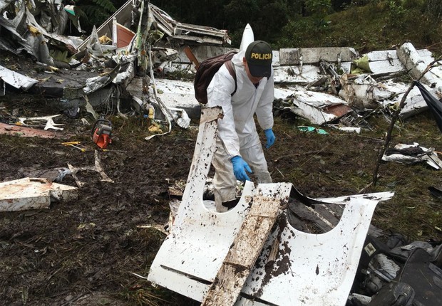 Equipes de resgate fazem buscas por evidências da causa da queda do avião que levava a Chapecoense na Colômbia (Foto: Wilson Pardo/Twitter Policia de Antioquia)
