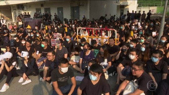 Manifestantes fazem protesto em frente à escola de jovem baleado em Hong Kong