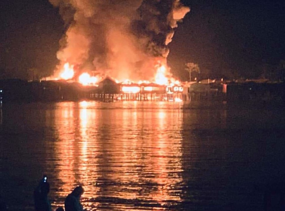 Incêndio foi registrado na noite de segunda-feira, 24 — Foto: Reprodução/Facebook