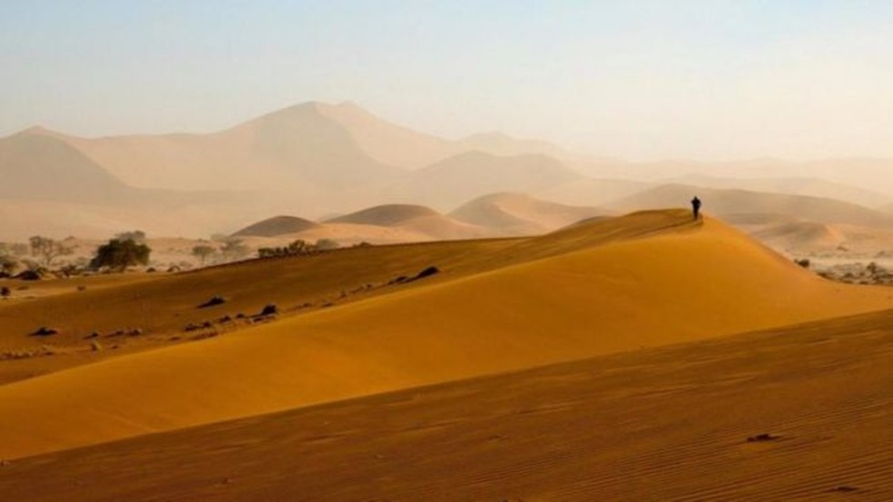 Com pelo menos 55 milhões de anos, o deserto da Namíbia é considerado o mais antigo do mundo — Foto: BBC