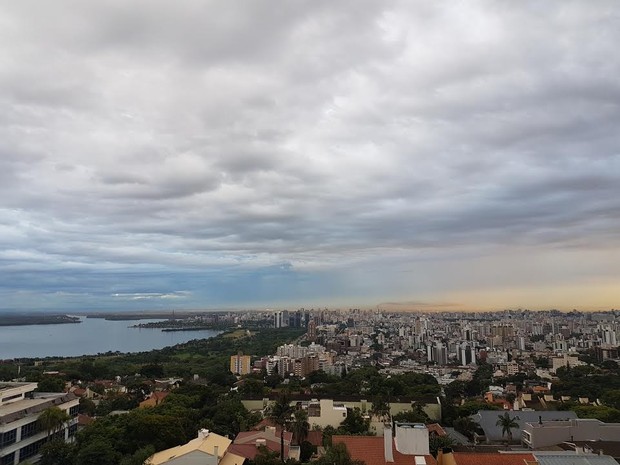 Segunda-feira (13) inicia com tempo nublado em Porto Alegre (Foto: Igor Grossmann/G1)