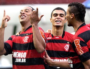 R10 nega mágoa com o Fla, mas destaca plantel e estrutura do Galo