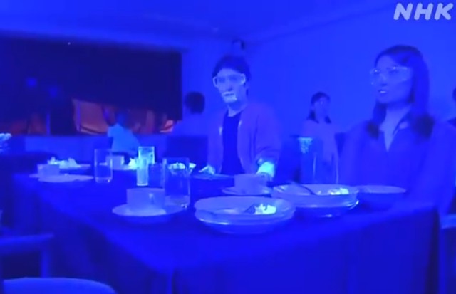 Emissora japonesa testa velocidade de propagação do vírus durante um jantar. Assista! (Foto: Reprodução)