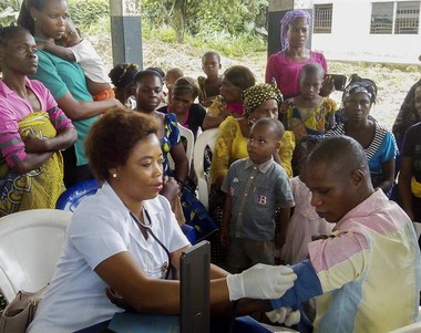 Epidemia Ebola: Voluntária analisa pacientes na Nigéria (Foto: Agência EFE)