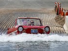 Americano faz exibição de carro anfíbio em lago