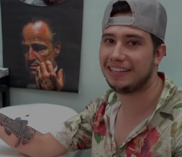 O sertanejo Bruno faz sua primeira tatuagem  (Foto: Vídeo Show / Gshow)