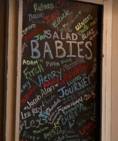 O restaurante mantém um quadro com os nomes dos "bebês da salada" (Foto: Reprodução/ Facebook)