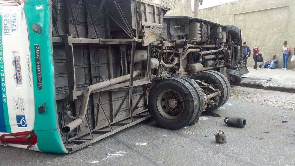Acidente na Avenida Brasil, na altura de São Cristóvão, na manhã deste domingo (16) — Foto: Reprodução