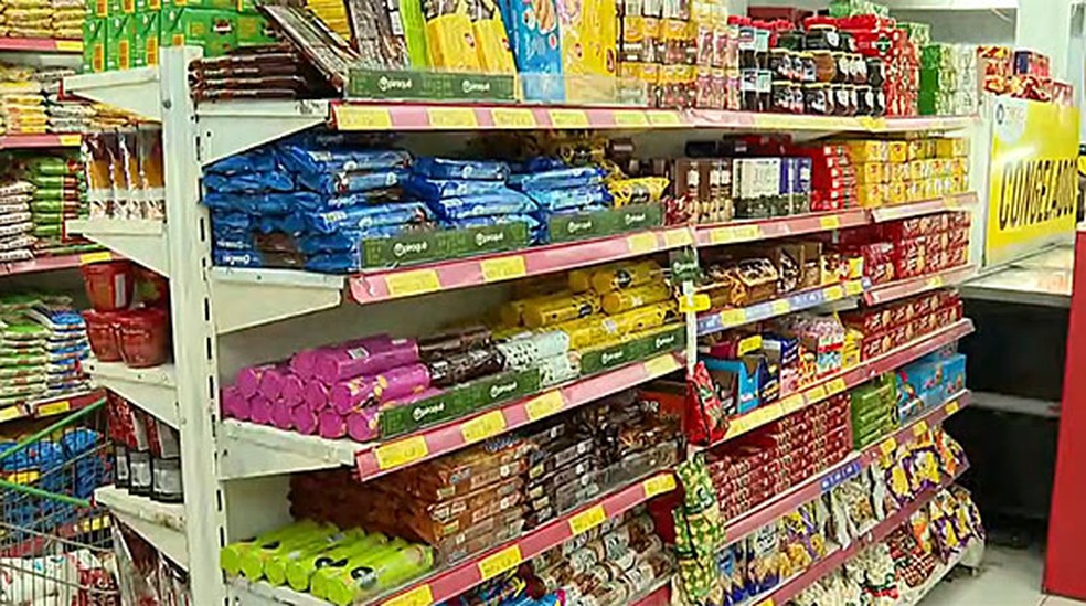 Com inflação dos alimentos, brasileiro está comprando mais biscoito e salgadinhos — Foto: Reprodução/TV Globo