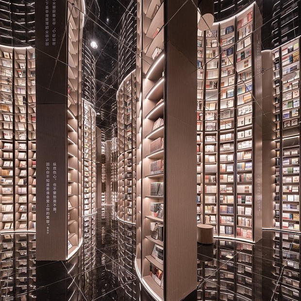 Estúdio desenha livraria 'infinita' com 51 arcos e espelhos no teto (Foto: Shao Feng / Divulgação)