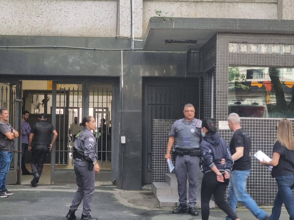 Mulher suspeita de agredir o filho chegou ao Fórum de Santos, no litoral de São Paulo — Foto: Nina Barbosa