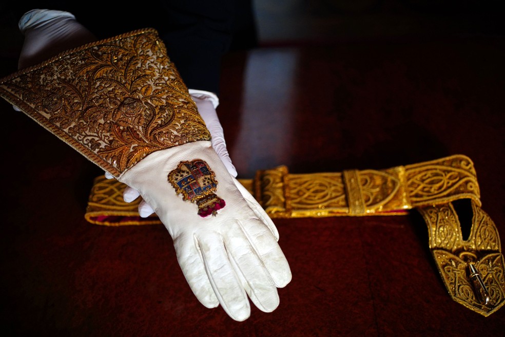 Algumas das peças que Charles III usará na cerimônia de coroação — Foto: divulgação
