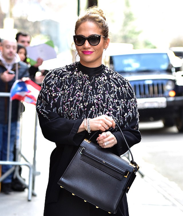 Jennifer Lopez mostra como ser cool com um moletom bordado (Foto: Getty Images)