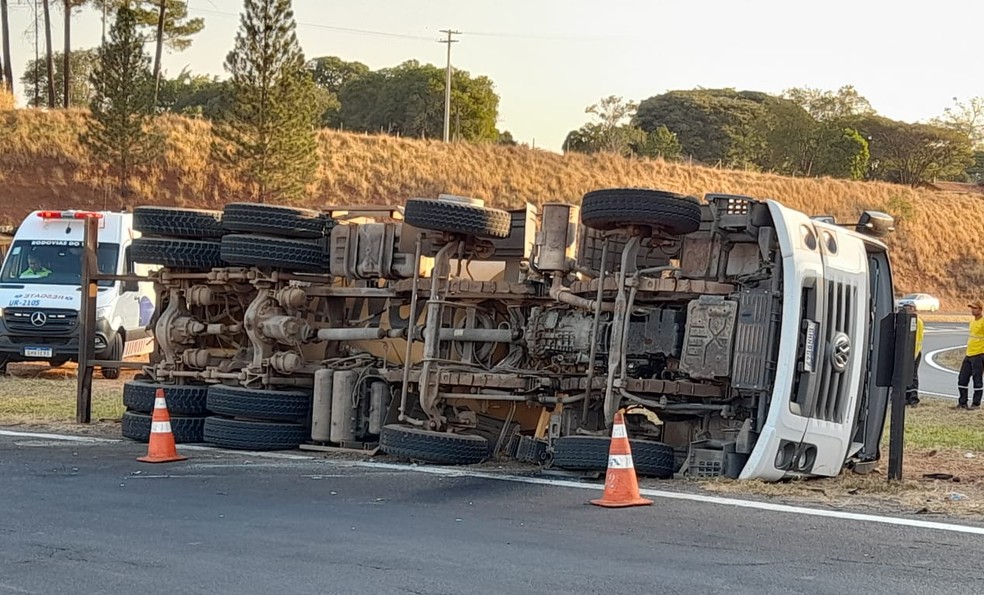 Caminhão toma em alça de acesso de rodovia de Piracicaba  — Foto: Edijan Del Santo/ EPTV 