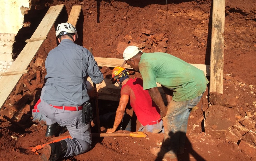 Pedreiro fica soterrado durante desabamento de muro em Piraju  — Foto: Corpo de Bombeiros/ Divulgação 