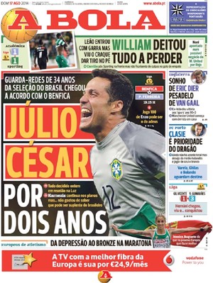 Capa do jornal "A Bola" com o acerto entre Julio César e o Benfica (Foto: Reprodução do jornal A Bola)