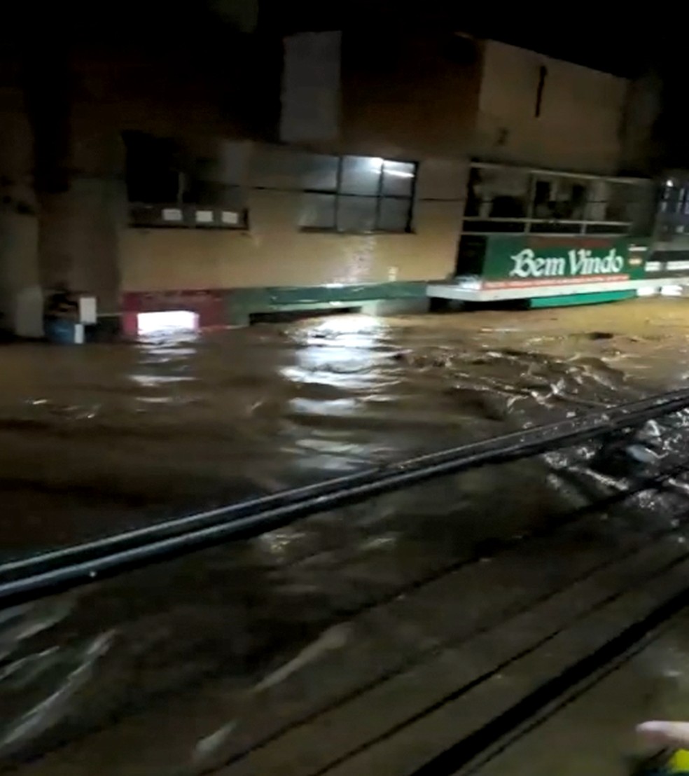 Rio transbordou e inundou Iconha em janeiro de 2020 — Foto: Reprodução/TV Gazeta