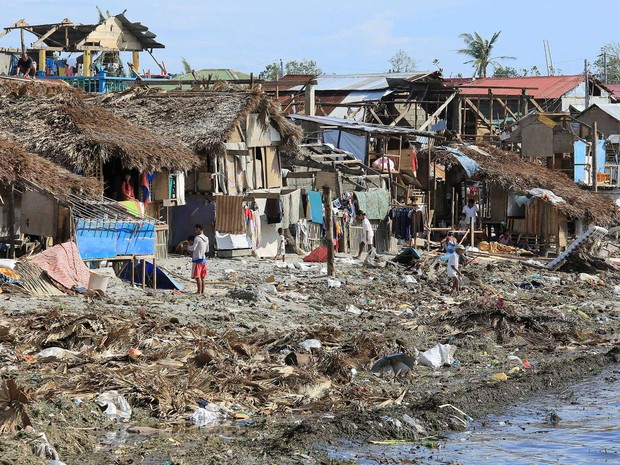 Casas modestas danificadas pelo tufão ‘Melor’ (Foto: Carisma Sayat / AFP Photo)