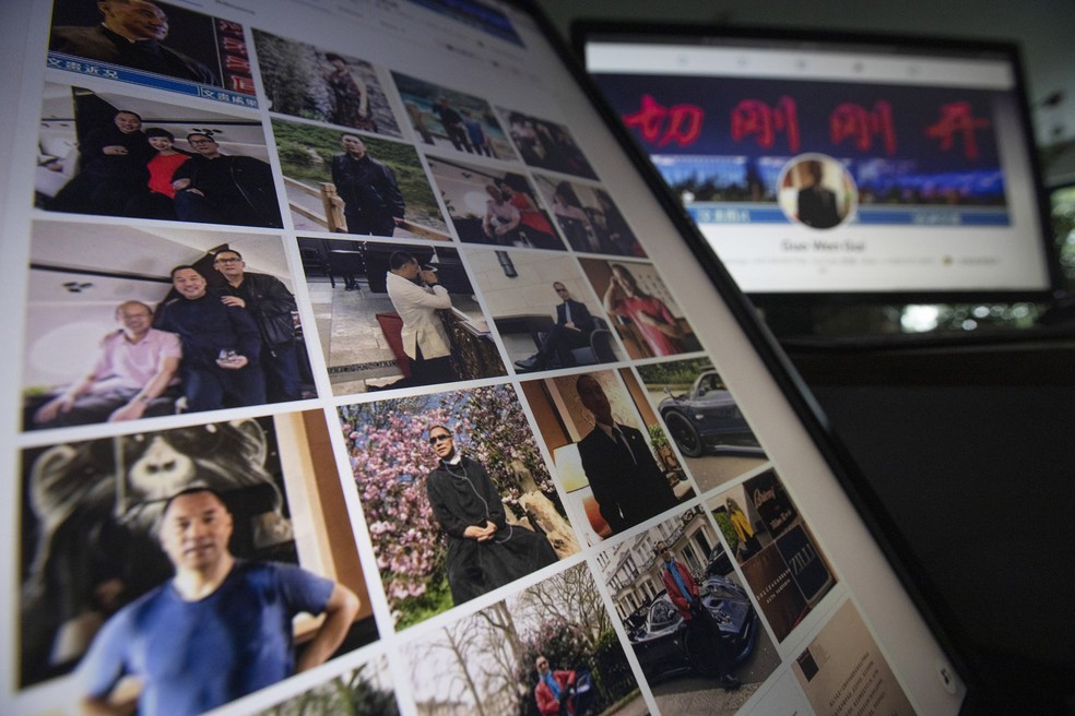 Nesta foto de arquivo de 21 de agosto de 2020, páginas do Facebook da conta do magnata chinês autoexilado Guo Wengui são vistas em telas de computador em Pequim — Foto: Ng Han Guan/AP