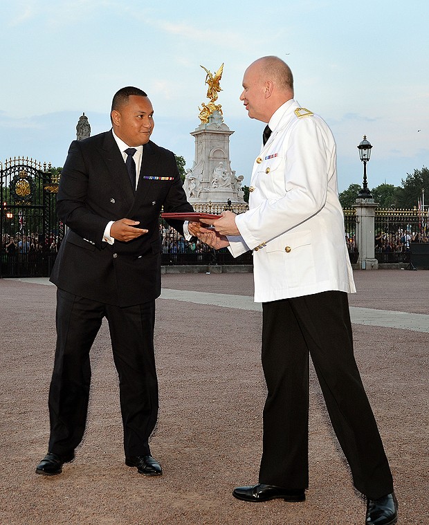 Philip Rhodes (à direita) recebeu o anúncio oficial, no palácio de Buckingham (Foto: AP)