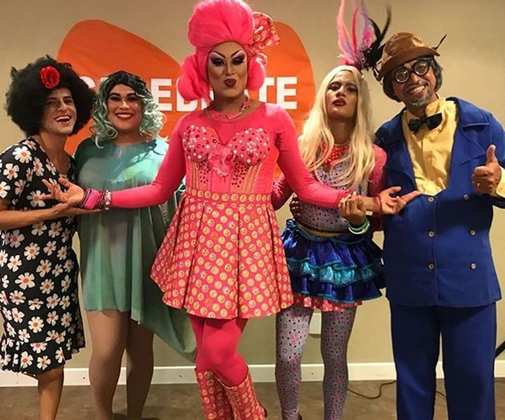 Paty Maionese e elenco da sua peça, "Encontro com Humor"; ela levou o drag para a área do entretenimento em Alagoas (Foto: Divulgação)