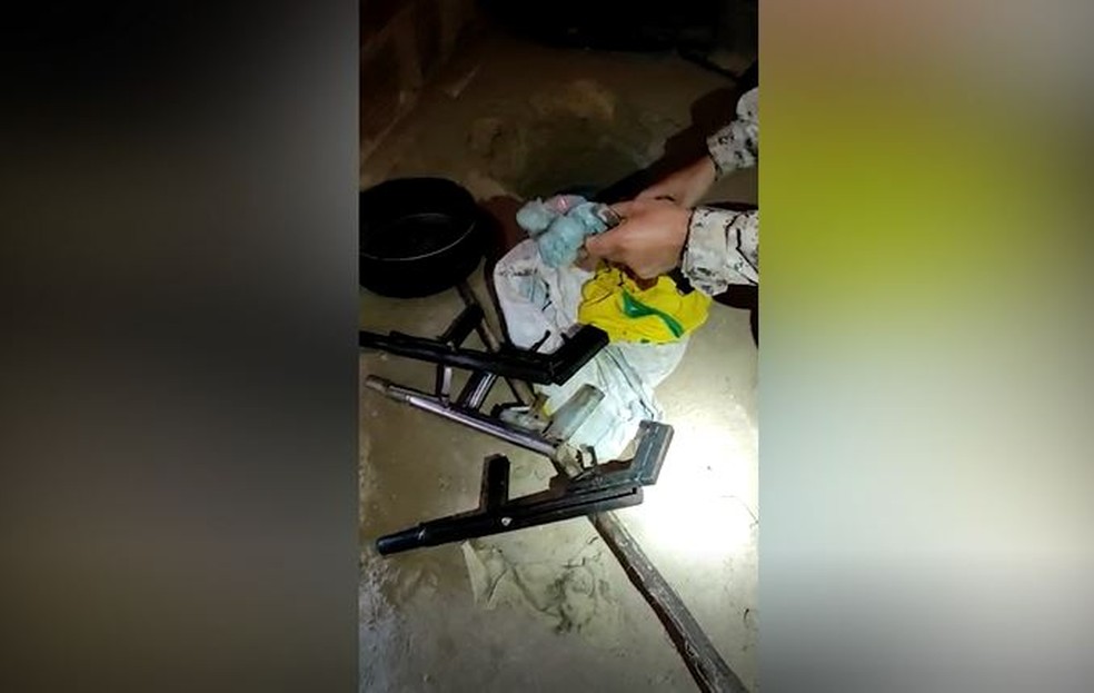 Armas de fogo artesanais que estavam enterradas em cômodo de casa são apreendidas pela polícia em Beberibe. — Foto: Reprodução