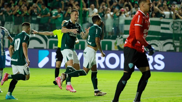 Vinícius comemora gol que abriu o placar na Serrinha