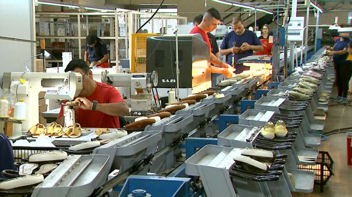 Produção industrial cai em 11 de 15 locais pesquisados em novembro