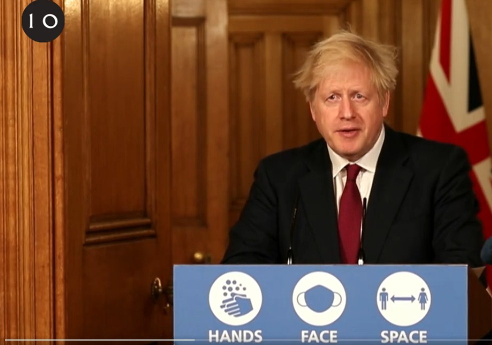 Boris Johnson durante entrevista coletiva neste sábado (19) — Foto: Reprodução