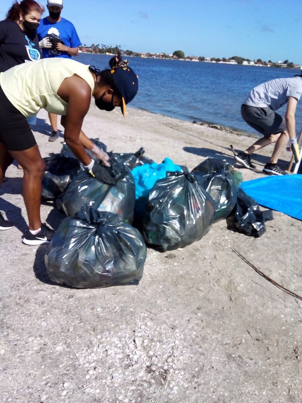  Durante a limpeza da Lagoa das Palmeiras, em Cabo Frio, foram recolhidos de 250 quilos de lixo — Foto: Divulgação Shopping Park Lagos