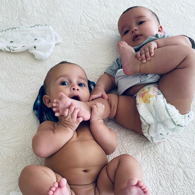 Tiê e Kim, gêmeas de Nanda Costa e Lan Lanh (Foto: Reprodução/Instagram)