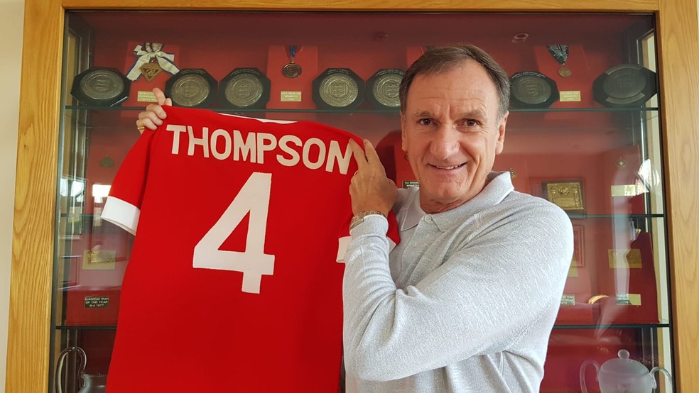 Capitão daquela geração do Liverpool, Phil Thompson exibe camisa daquela final — Foto: Helena Rebello