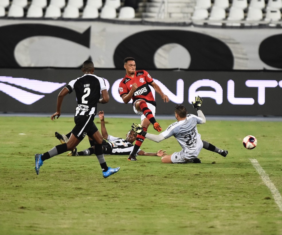 Rodrigo Muniz bate na saída do goleiro para fazer o gol em Botafogo x Flamengo — Foto: André Durão