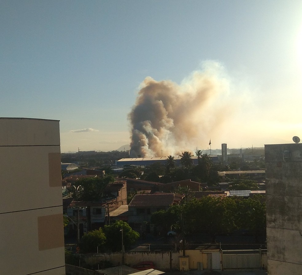 Moradores registram coluna de fumaça de incêndio em Fortaleza — Foto: Arquivo pessoal