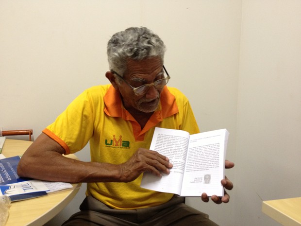 O autor que mora em Palmas aprendeu a escrever com a ajuda de pessoas do Projeto Rondon (Foto: Bernardo Gravito/G1)