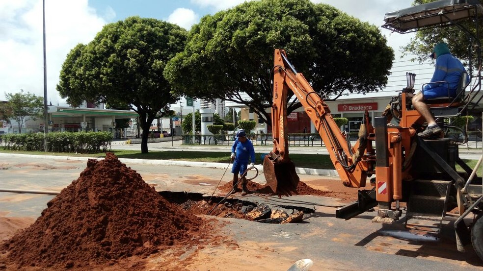 Funcionários da Caern fazem reparos na Avenida Engenheiro Roberto Freire, em Natal; 18/20/2018 (Foto: Alan Cleber/Inter TV Cabugi)
