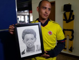 Torcedor colombiano exibe desenho de Ronaldinho Gaúcho ainda menino (Foto: Fernando Martins Y Miguel)
