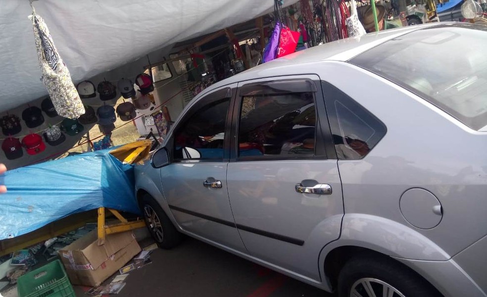 Carro invadiu barraca e atingiu feirante em Pirassununga (Foto: Guarda Civil Municipal)