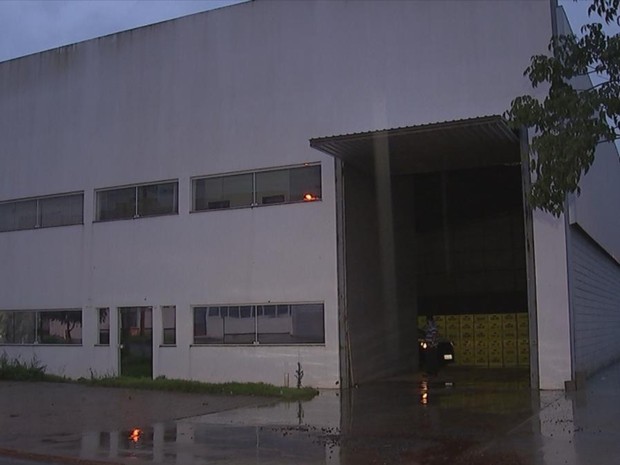 Rótulos e tampinhas foram encontrados em barracão (Foto: Reprodução/TV TEM)